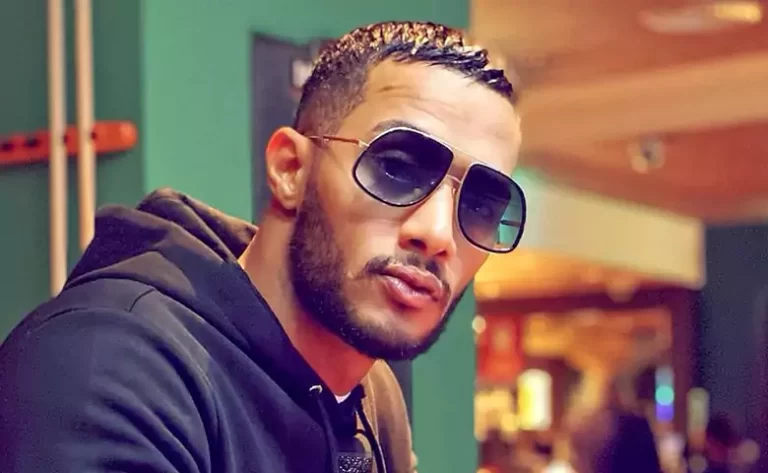 شاهد قُبلة من فتاة كويتية لمحمد رمضان تُثير ضجة.. والأخير يرد