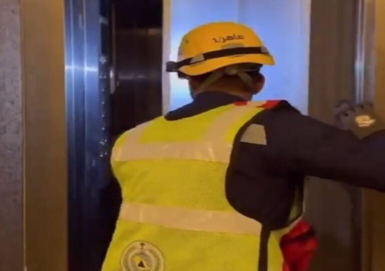 شاهد كيف تمكن رجال الدفاع المدني في الرياض من إنقاذ شاب احتجز في مصعد؟