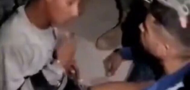 شاهد كيف عاقبت قوات الإكوادورية أفراد عصابة بعد القبض عليهم ؟