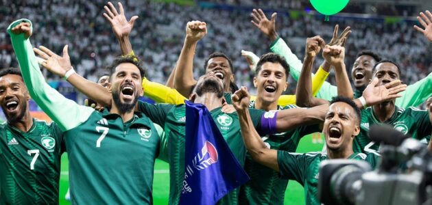 شاهد لاعبو الأخضر يحتفلون مع الجماهير بعد الفوز على عمان .. والمدرجات تشتعل