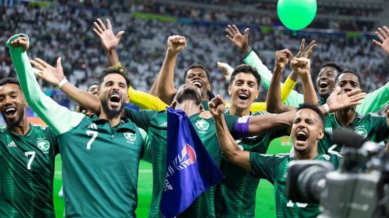 شاهد لاعبو الأخضر يحتفلون مع الجماهير بعد الفوز على عمان .. والمدرجات تشتعل