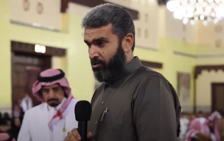 شاهد لحظة إعلان مقيم سوري العفو عن قاتل ابنه في حضور أمير عسير
