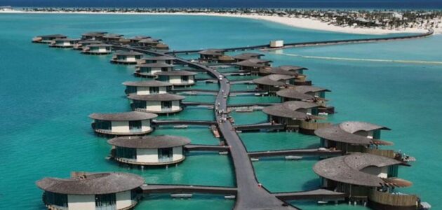 شاهد لقطات جديدة لـ مشروع البحر الأحمر تبين تقدم مستوى الإنجاز في تركيب الفلل العائمة