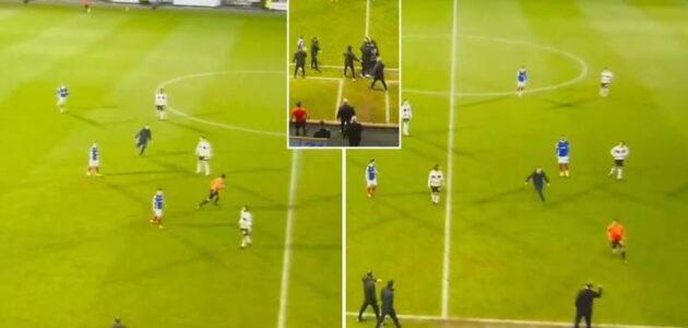 شاهد ما فعله مشجع بحكم في الدوري الإنجليزي وسط ذهول الجميع