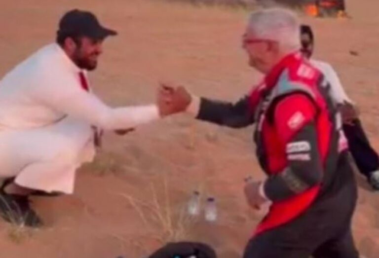 شاهد ماذا فعل شباب سعوديون مع متسابق تعرض لحادث مروع في رالي داكار ؟