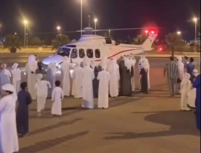 شاهد ماذا فعلت طائرة هليكوبتر في عدد من الأشخاص كانوا يقفون بجانبها قبل إقلاعها