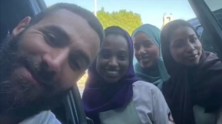 شاهد مشجعات اتحاديات يصادفن بنزيما في جدة ويلتقطن صورة معه