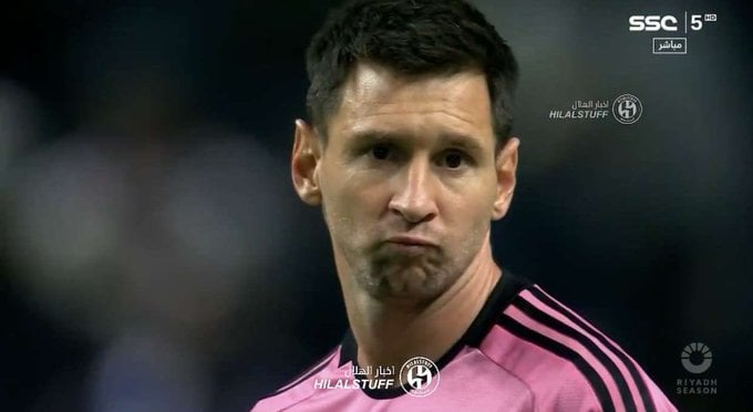 شاهد.. ميسي يشعر بالحسرة والاندهاش بعد تسجيل الهلال الهدف الثاني وإلغاء هدفه