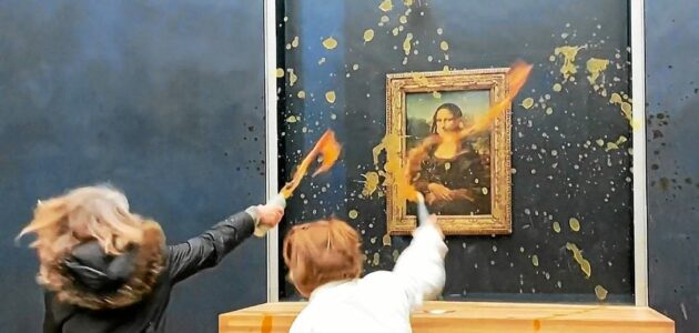 شاهد ناشطتان بيئيتان تلطخان لوحة الموناليزا في متحف اللوفر