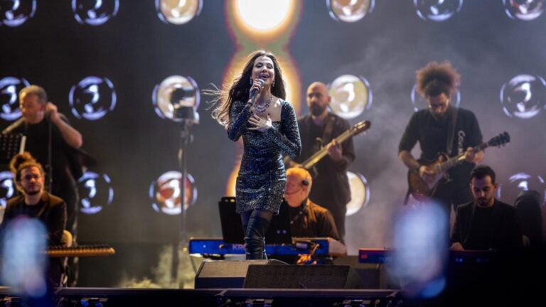 شاهد نانسي عجرم تستدعي طفلة للغناء معها في حفلها بالدرعية
