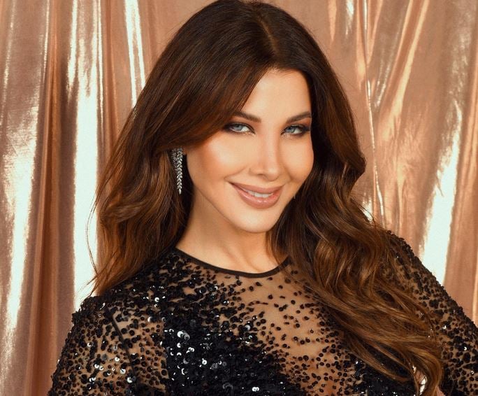 شاهد.. نانسي عجرم تشارك فرقة شعبية الرقص في العلا