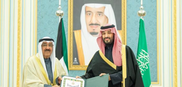 صور.. ولي العهد يكرم أمير الكويت بقلادة الملك عبدالعزيز