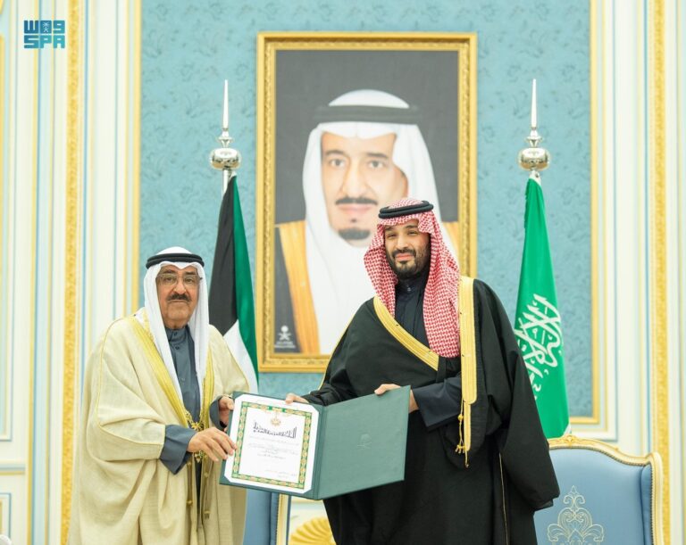 صور.. ولي العهد يكرم أمير الكويت بقلادة الملك عبدالعزيز