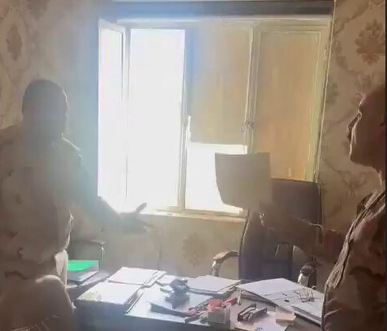 ضابط عراقي يصفع ضابطًا آخراً ويثير جدلاً واسعًا -فيديو
