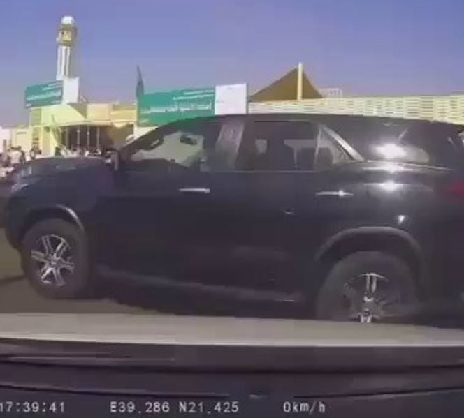 طالب ينجو من حادث دهس أمام مدرسته ويثير الدهشة والاهتمام -فيديو