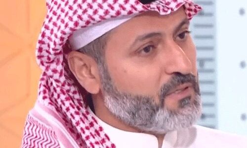 عامل توصيل سعودي بدراجة نارية