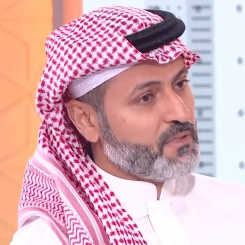 عامل توصيل سعودي بدراجة نارية