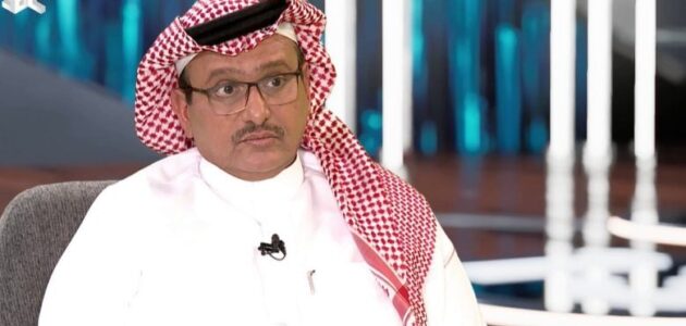 عبد الله بن عودة يتجول بدراجة نارية في الخبر.. ويلفت الأنظار -فيديو