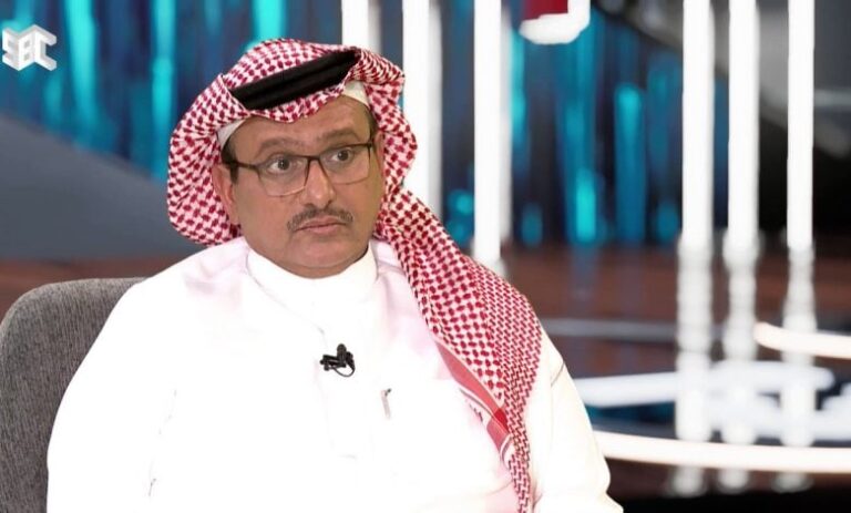 عبد الله بن عودة يتجول بدراجة نارية في الخبر.. ويلفت الأنظار -فيديو