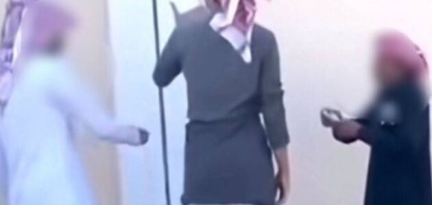 على غرار اللمبي.. شاهد كيف غشش طلاب زملائهم إجابات الاختبار أمام مدرسة في المملكة ؟