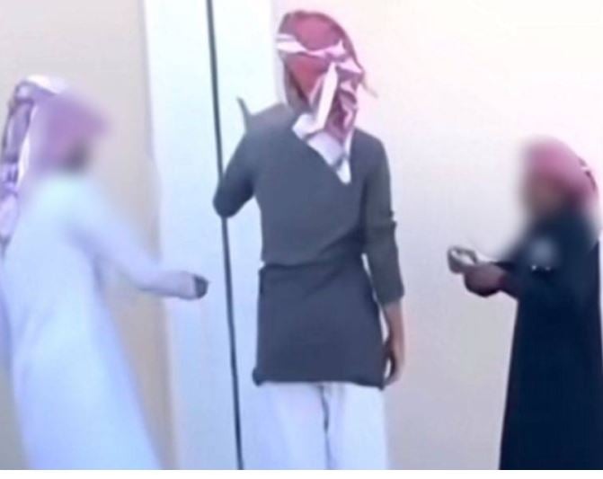 على غرار اللمبي.. شاهد كيف غشش طلاب زملائهم إجابات الاختبار أمام مدرسة في المملكة ؟