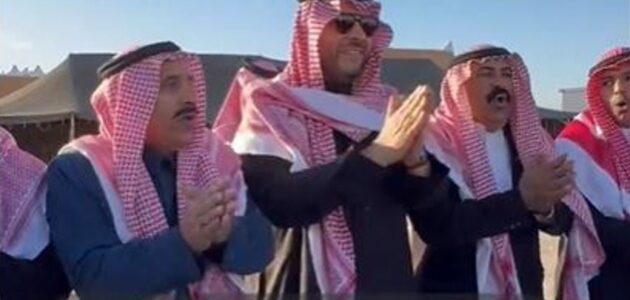 فيديو.. أمير الحدود الشمالية يشارك في مهرجان الصقور ويتألق في أداء الدحة
