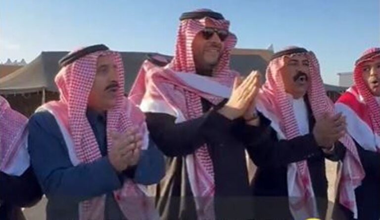 فيديو.. أمير الحدود الشمالية يشارك في مهرجان الصقور ويتألق في أداء الدحة