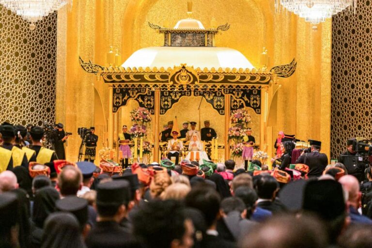 فيديو.. الأمير ممدوح بن عبدالرحمن وزوجته والأميرة الهنوف وزوجها يحضرون حفل زفاف أمير بروناي