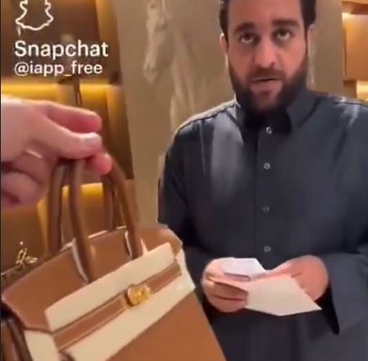 فيديو.. تاجر يكشف عن صفقة بيع حقيبة نسائية بفارق سعر مذهل