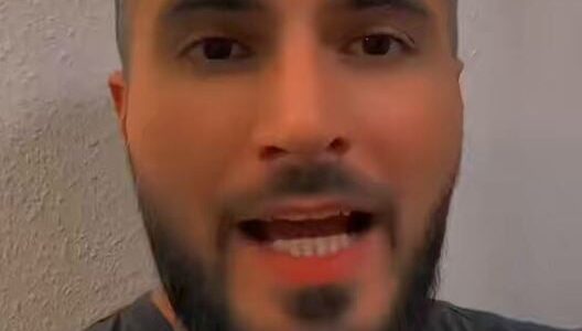 فيديو.. خبير أعصاب يكشف عن فوائد صحية للنوم بدون ملابس