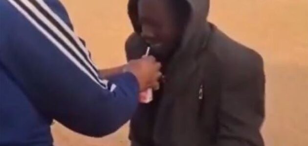 فيديو.. شباب ليبيون يعثرون على رجل سوداني مفقود في الصحراء