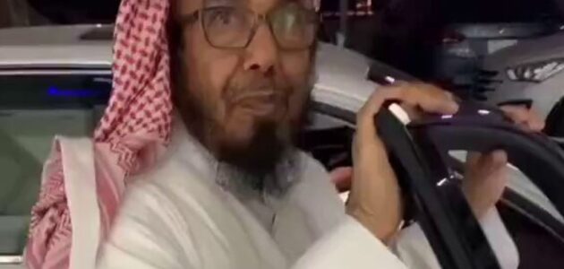 فيديو طريف للشيخ عبدالله المطلق مع شاب يحصد تفاعل واسع