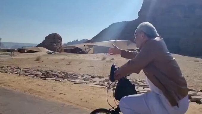 فيديو عفوي.. الأمير الوليد بن طلال يطارد أحفاده في جولة ترفيهية في مدينة العلا