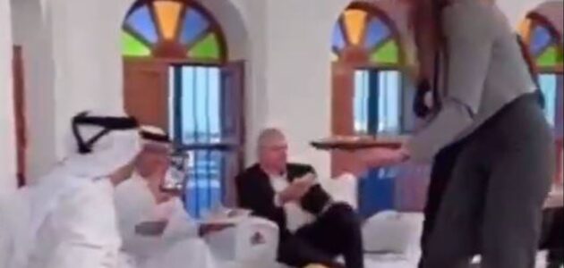 فيديو.. فتاتان يقدمان الطعام لضيوف برنامج المجلس