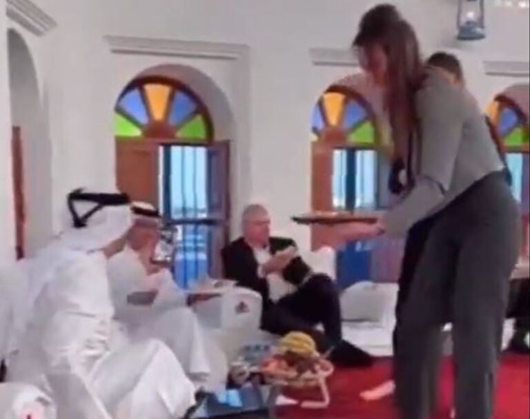 فيديو.. فتاتان يقدمان الطعام لضيوف برنامج المجلس