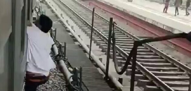 فيديو.. لص يتلقى درسًا قاسيًا بعد محاولة سرقة هاتف راكب في قطار هندي