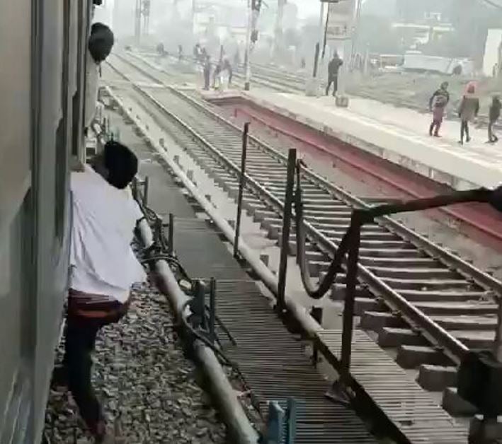 فيديو.. لص يتلقى درسًا قاسيًا بعد محاولة سرقة هاتف راكب في قطار هندي
