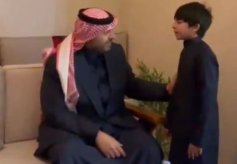 فيديو.. ماذا قال أمير منطقة الحدود الشمالية لطفل اسمه محمد بن سلمان ؟