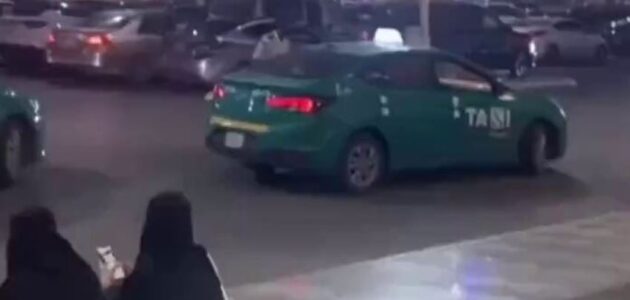 فيديو متداول.. تصادم بالأيدي بين حارس أمن وسائق سيارة أجرة أمام مركز تجاري بالمملكة