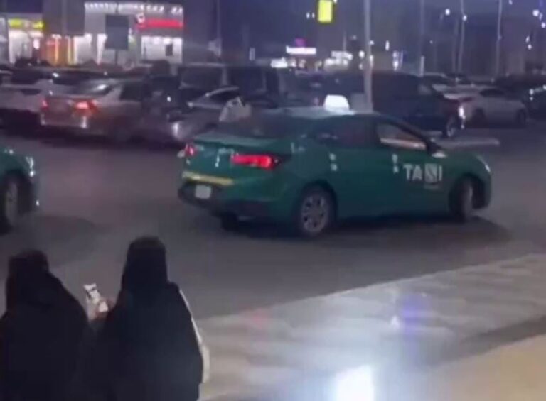 فيديو متداول.. تصادم بالأيدي بين حارس أمن وسائق سيارة أجرة أمام مركز تجاري بالمملكة