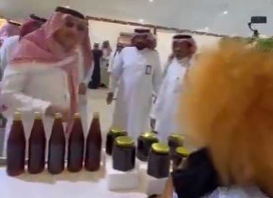 فيديو متداول.. مزاح الأمير محمد بن ناصر بن عبدالعزيز مع بائع عسل في مهرجان جازان