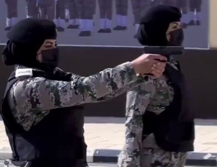 فيديو.. مجندات سعوديات يستعرضن مهاراتهن العسكرية في حفل تخرج بالمديرية العامة للسجون