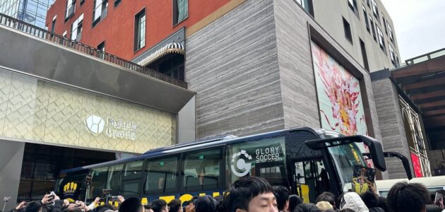 فيديو.. مشجعون صينيون يقتحمون فندق النصر بحثًا عن رونالدو ويثيرون فوضى!