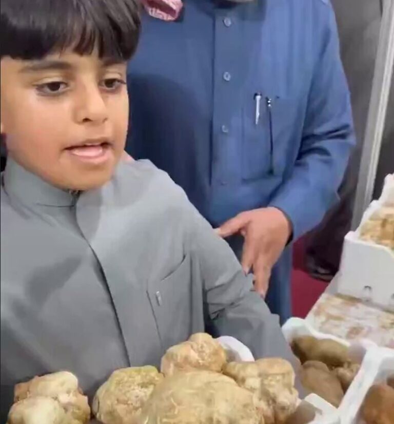 فيديو.. موقف طريف بين طفل يبيع الفقع والأمير فهد بن نايف