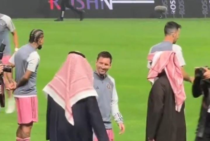 فيديو.. ميسي يلتقى آل الشيخ بالأحضان قبل انطلاق مباراة الهلال وإنتر ميامي