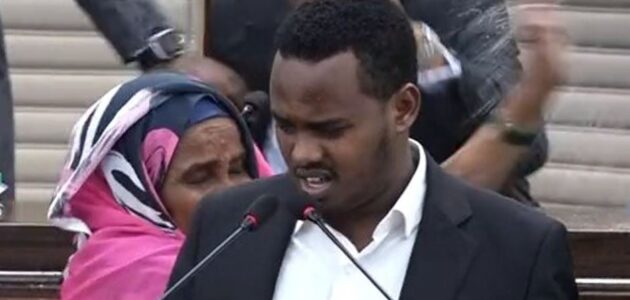 فيديو.. نائبة صومالية تثير ضجة في البرلمان بقذف زملائها بالمياه خلال جلسة هامة