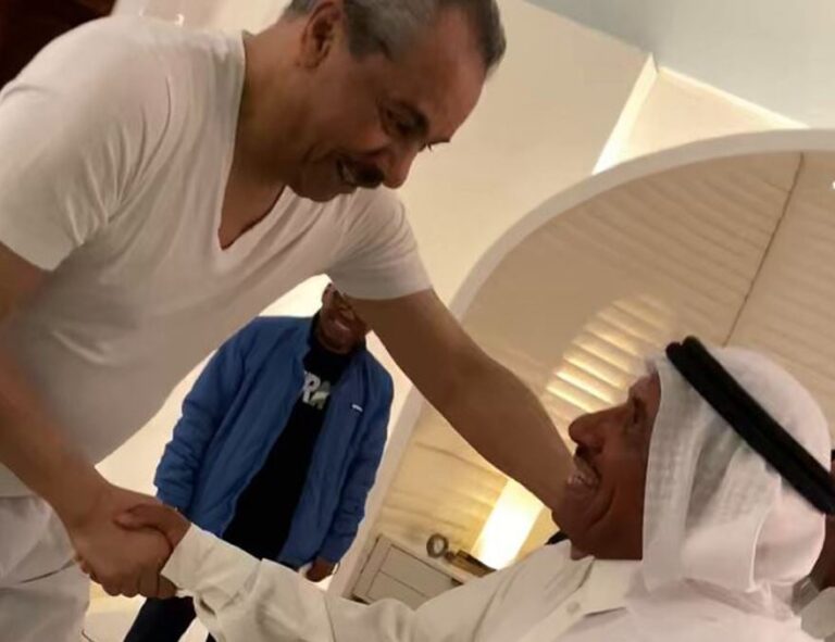 فيديو يحصد إعجاب واسع.. صالح النعيمة يُقبل رأس صالح خليفة بحضور اللاعبين