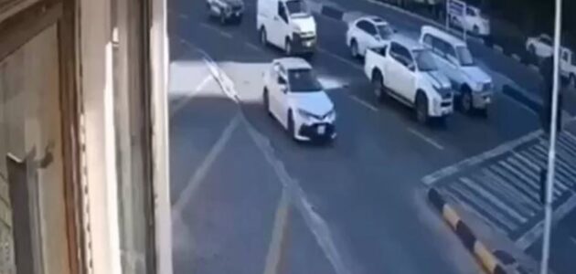 قائد شاحنة يصطدم بسيارة متوقفة بطريقة مفجعة.. وفيديو يرصد مصير السائق