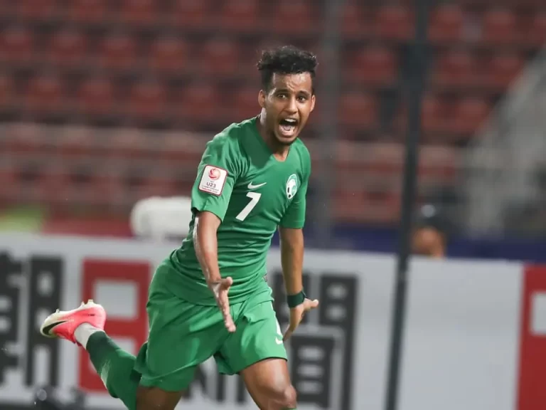 كشافة مانشستر سيتي يتابعون لاعب المنتخب السعودي في كأس آسيا