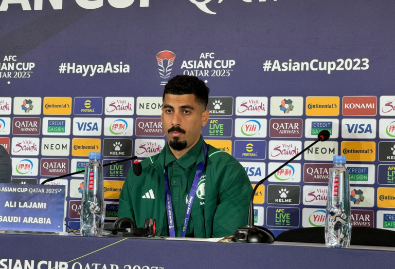 لاعب المنتخب السعودي يُشيد بزميله: قائد مميز